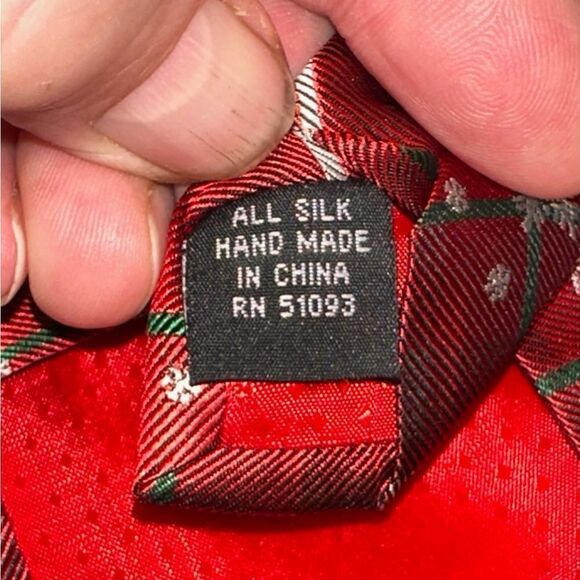 Holidays Traditions Christmas 100% silk tie in perfect condition by Hallmark - Picture 6 of 6
